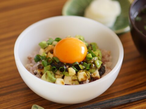 三十雑穀ごはんで　アボカドと長芋の海苔和え丼